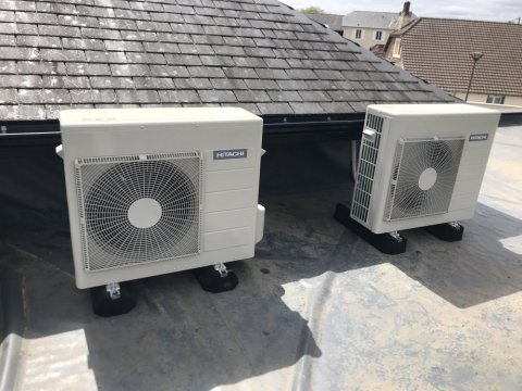 Groupes extérieurs du systeme de climatisation de type gainable sur toit plat. 
