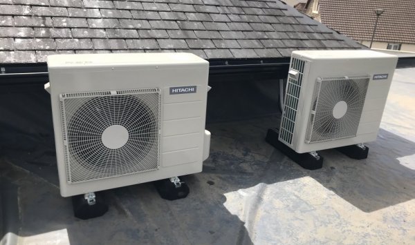 Groupes extérieurs du systeme de climatisation de type gainable sur toit plat. 