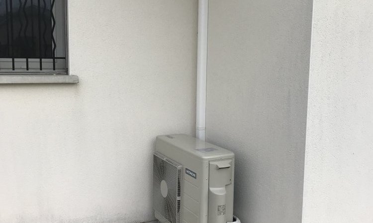 Pose d'un système de climatisation réversible de type bi-split à Morlaàs.