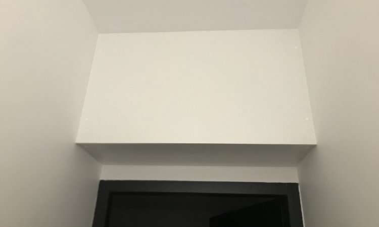 Fabrication sur mesure d'un coffrage afin de cacher une gaine.